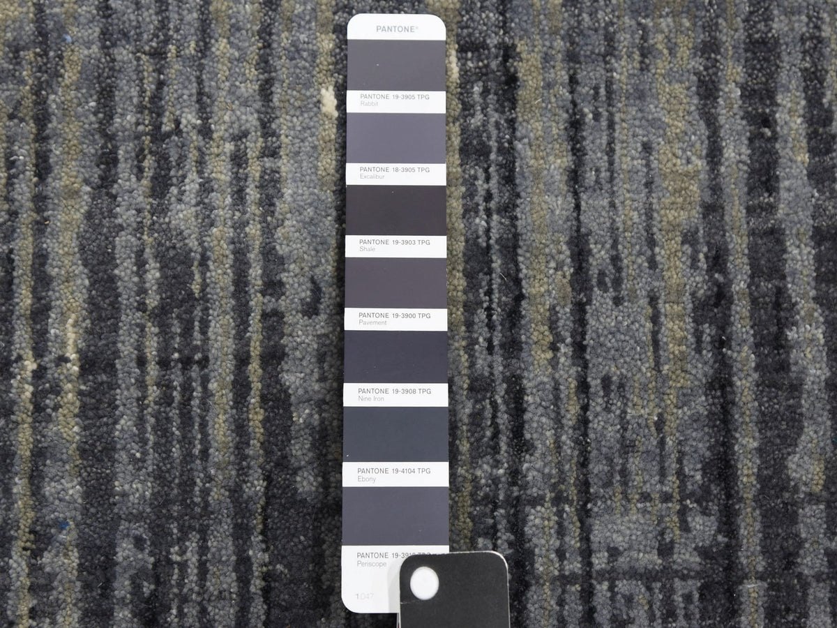 Modern / Contemporary hand-knotted wool runner in Gray, 2'6" x 8' — SKU O075157 (view 4)