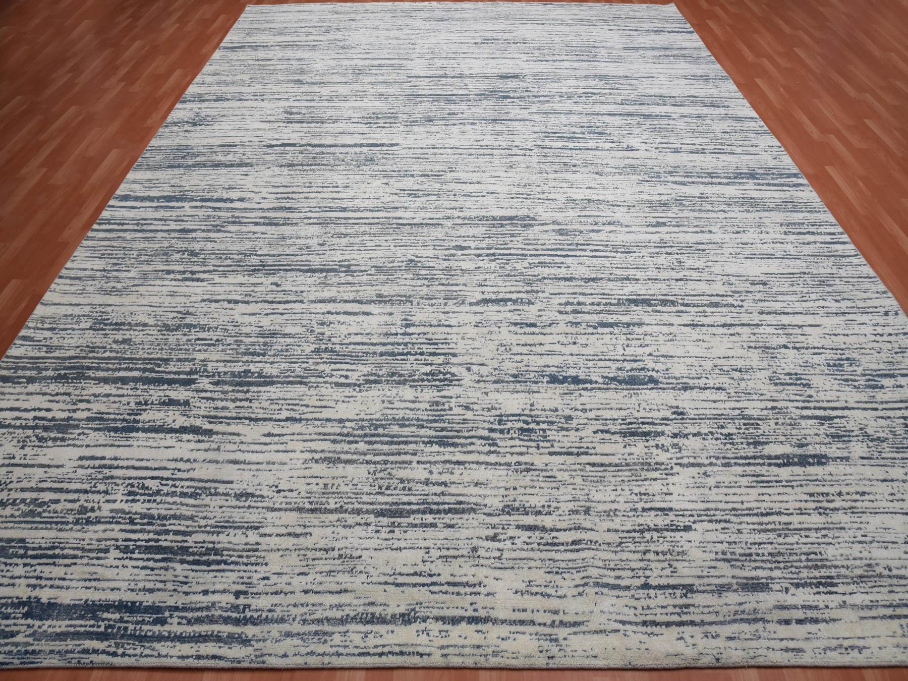 Modern / Contemporary hand-knotted wool/silk rug in Ivory, 11'7" x 14'10" — SKU O075161 (view 3)