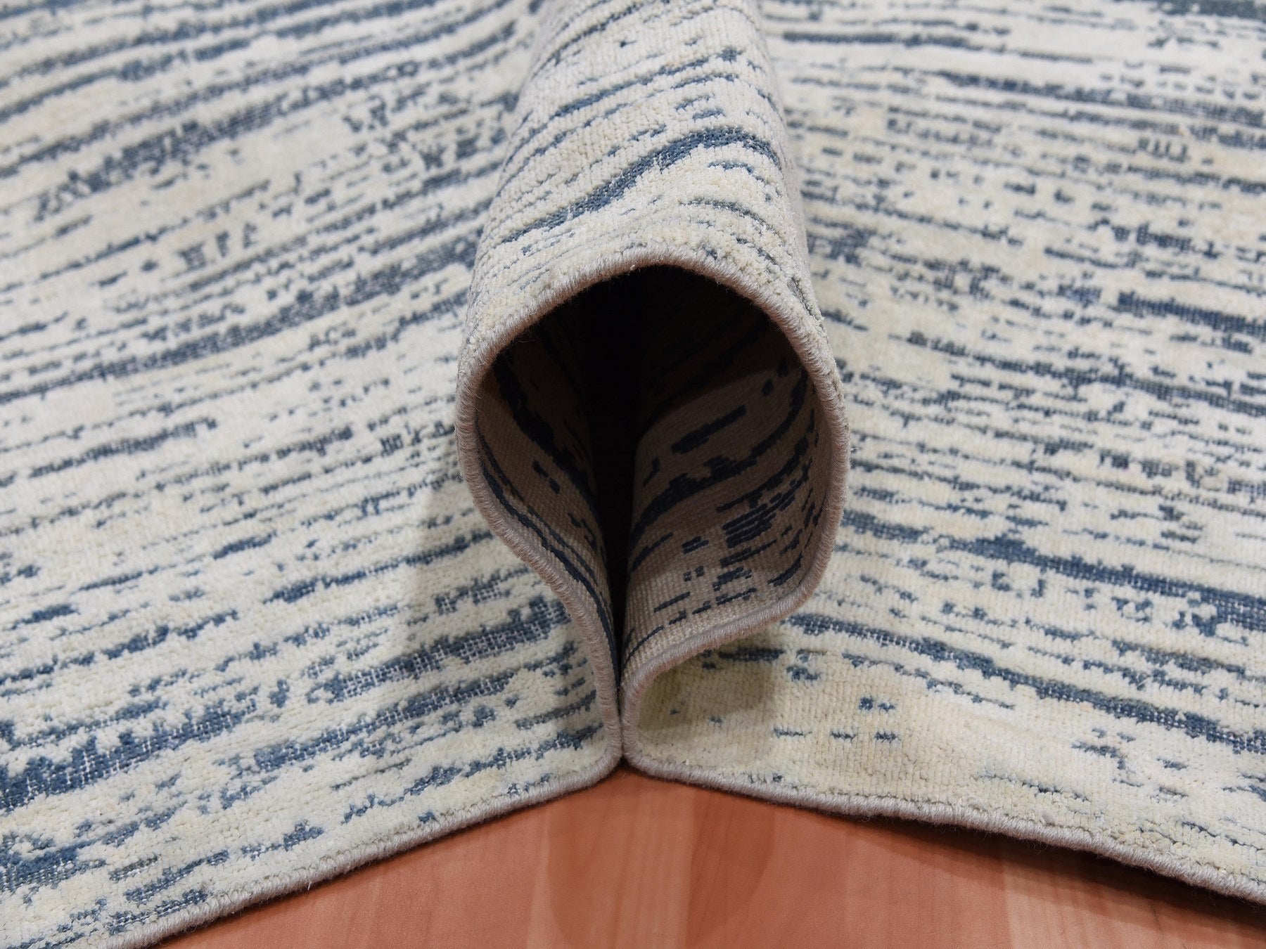 Modern / Contemporary hand-knotted wool/silk rug in Ivory, 11'7" x 14'10" — SKU O075161 (view 6)