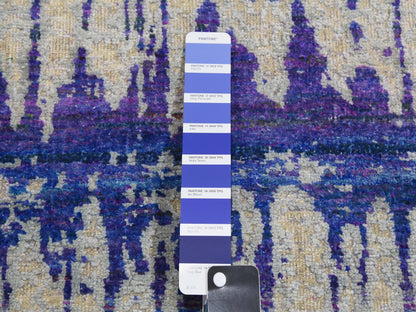 Modern / Contemporary hand-knotted wool/sari silk rug in Ivory, 9'1" x 12' — SKU O075174 (view 7)