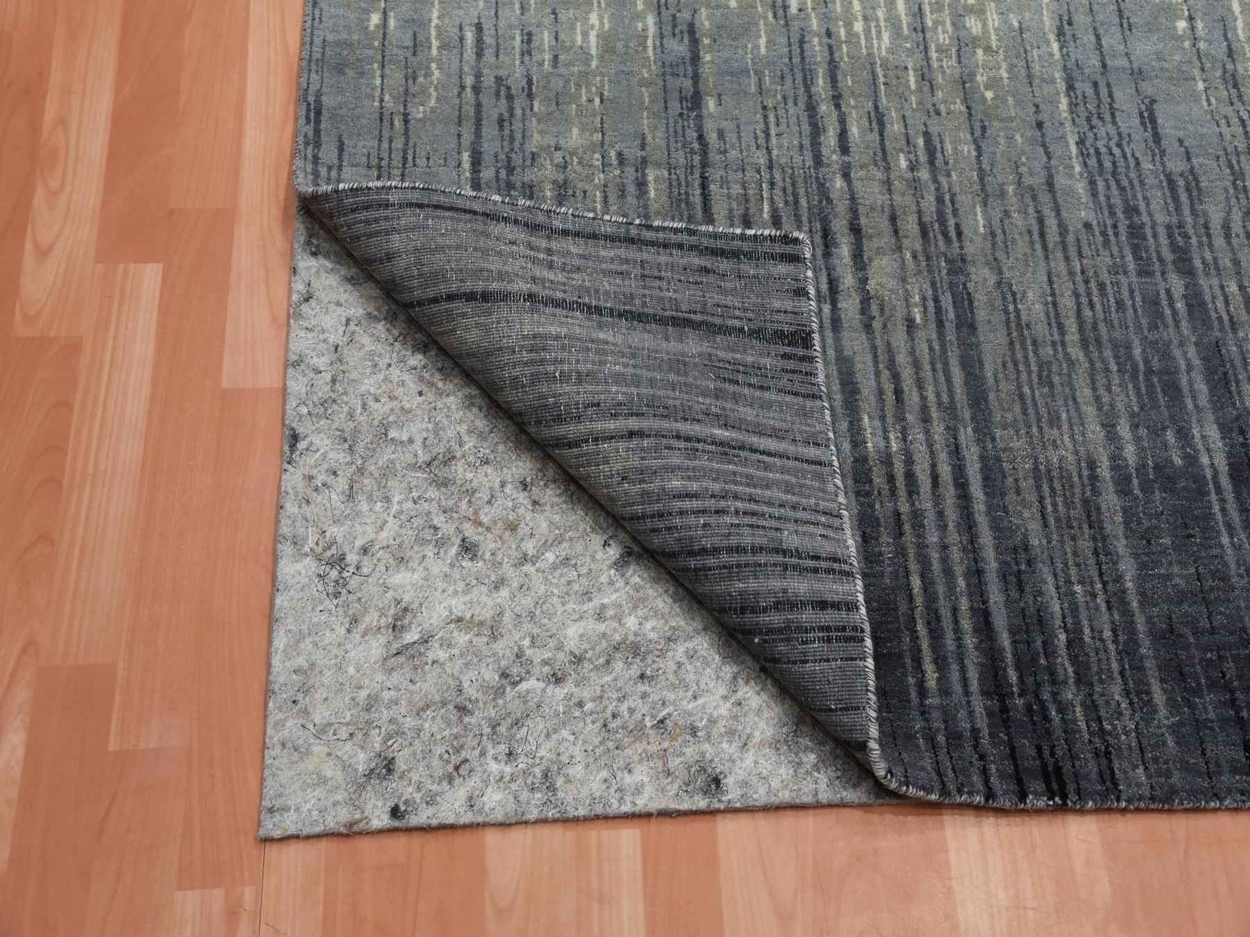 Modern / Contemporary hand-knotted wool rug in Gray, 6'1" x 9'2" — SKU O075182 (view 4)
