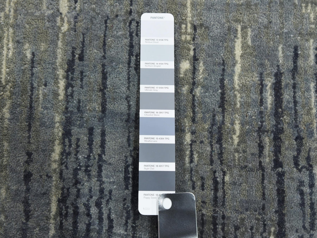 Modern / Contemporary hand-knotted wool rug in Gray, 6'1" x 9'2" — SKU O075182 (view 7)