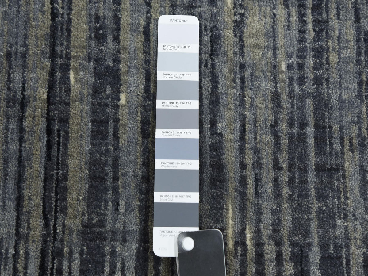 Modern / Contemporary hand-knotted wool runner in Gray, 2'6" x 10'2" — SKU O075183 (view 4)