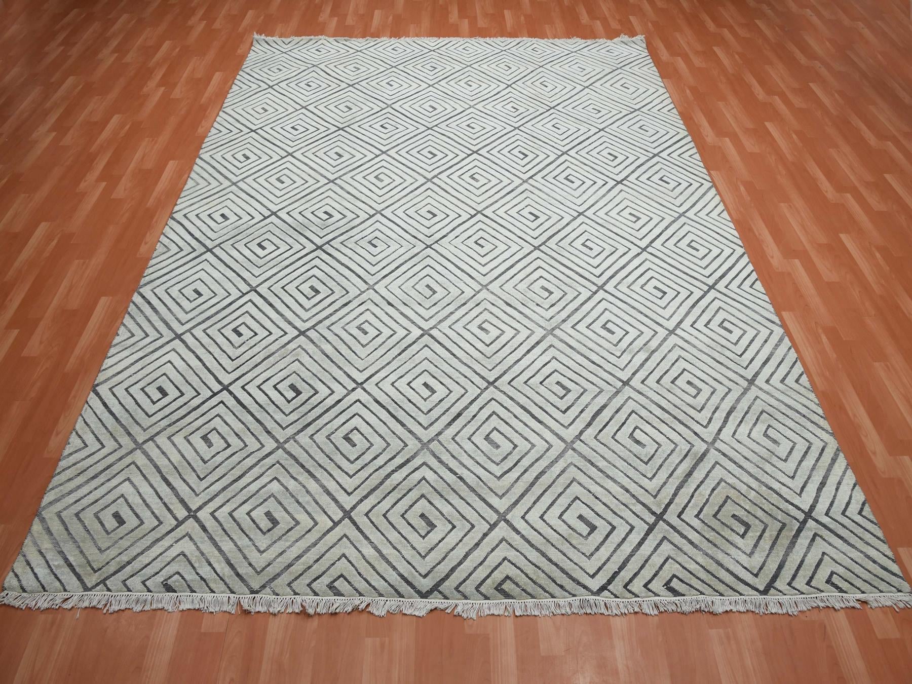 Modern / Contemporary hand-knotted silk rug in Ivory, 9' x 12'1" — SKU O075200 (view 2)
