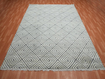 Modern / Contemporary hand-knotted silk rug in Ivory, 9' x 12'1" — SKU O075200 (view 2)
