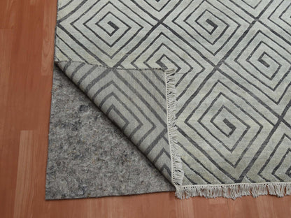 Modern / Contemporary hand-knotted silk rug in Ivory, 9' x 12'1" — SKU O075200 (view 4)