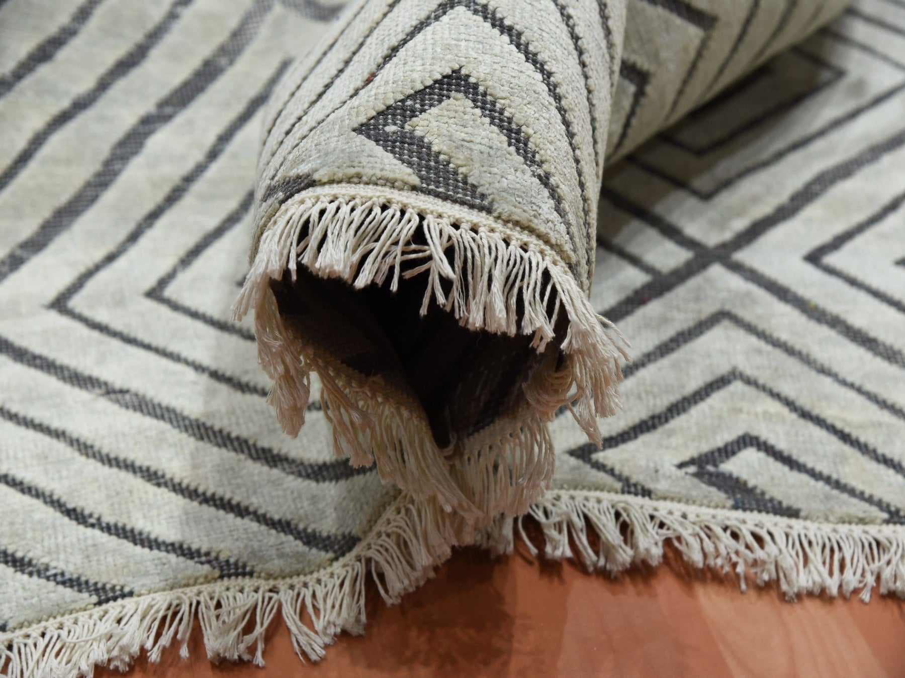 Modern / Contemporary hand-knotted silk rug in Ivory, 9' x 12'1" — SKU O075200 (view 5)