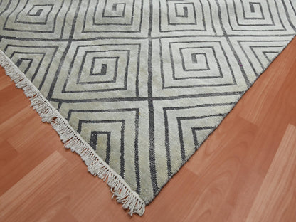 Modern / Contemporary hand-knotted silk rug in Ivory, 9' x 12'1" — SKU O075200 (view 6)