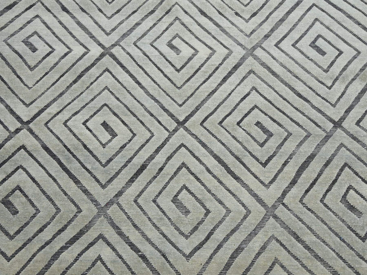 Modern / Contemporary hand-knotted silk rug in Ivory, 9' x 12'1" — SKU O075200 (view 8)