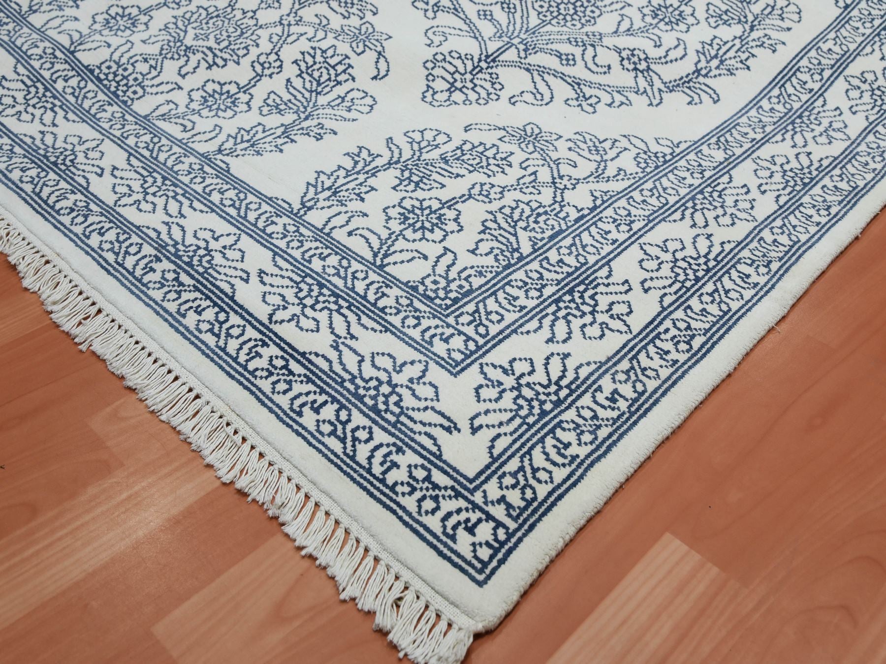 Agra Transitional hand-knotted cotton rug in Ivory, 8' x 9'9" — SKU O075215 (view 6)