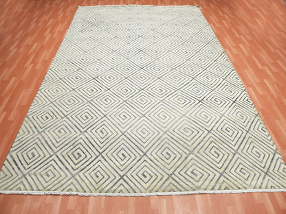 Modern / Contemporary hand-knotted silk rug in Ivory, 9'10" x 14'1" — SKU O075220 (view 3)