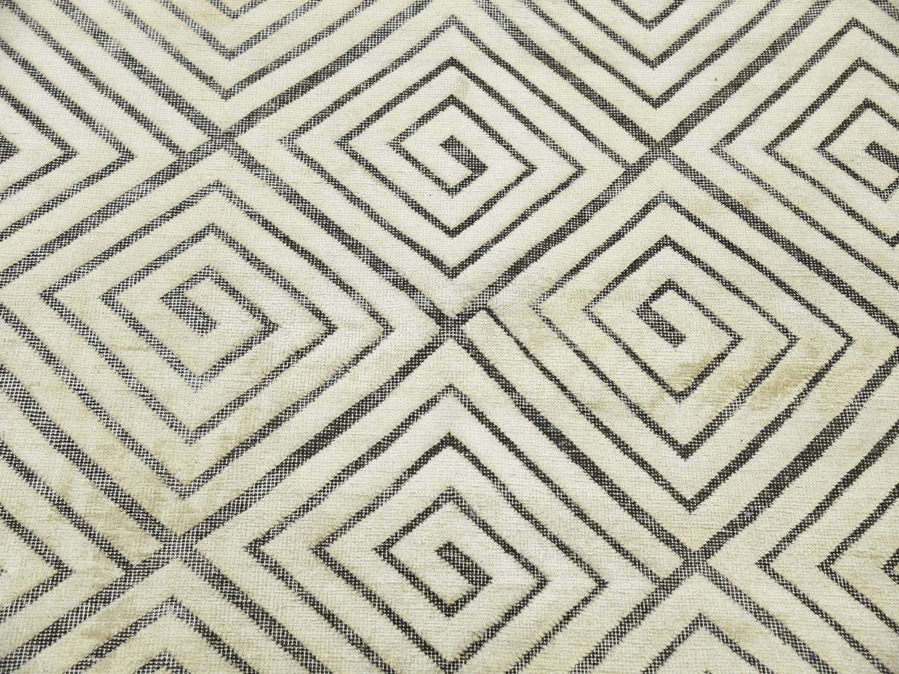 Modern / Contemporary hand-knotted silk rug in Ivory, 9'10" x 14'1" — SKU O075220 (view 9)
