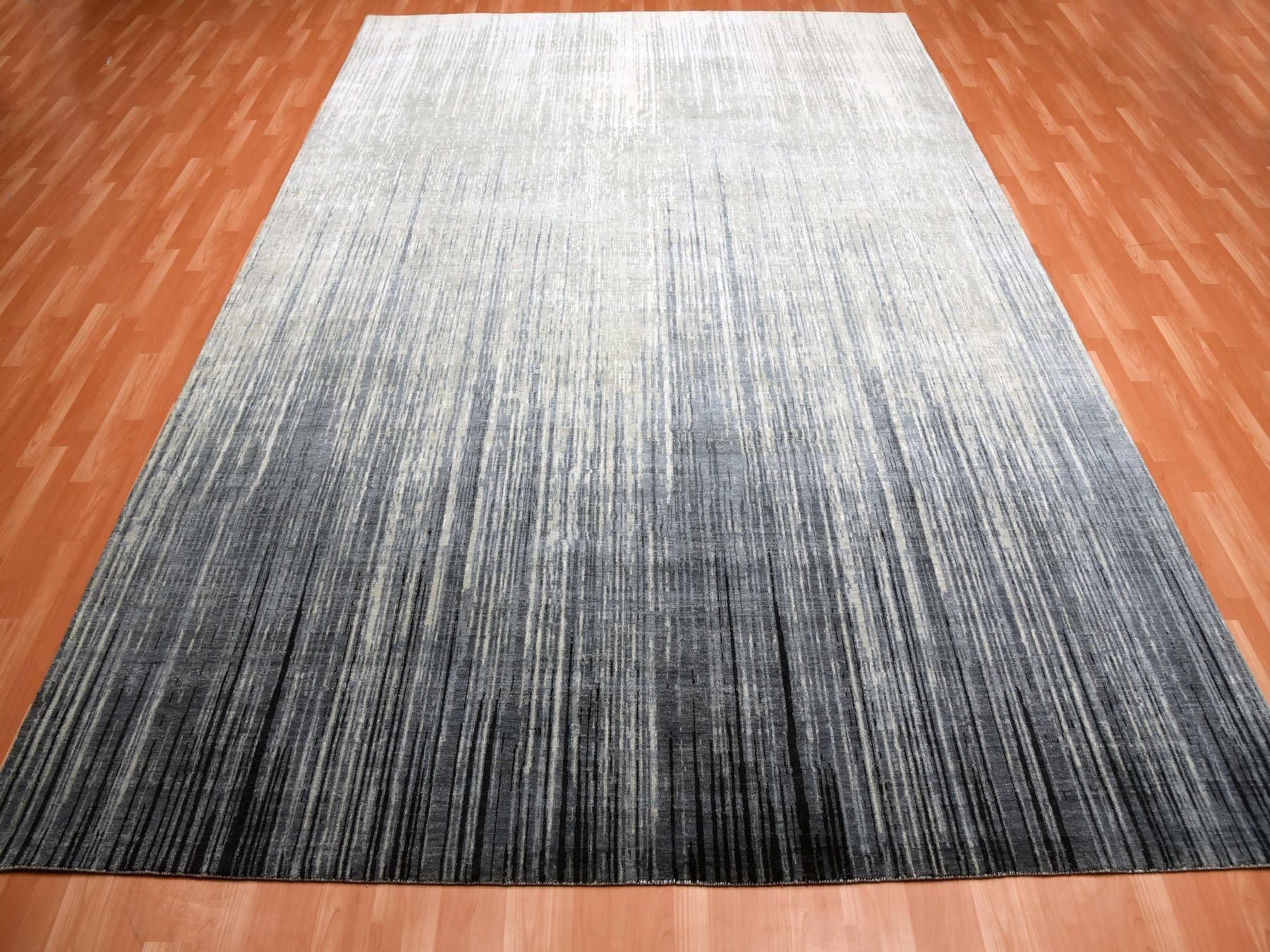 Modern / Contemporary hand-knotted wool rug in Gray, 10'1" x 14'2" — SKU O075252 (view 3)