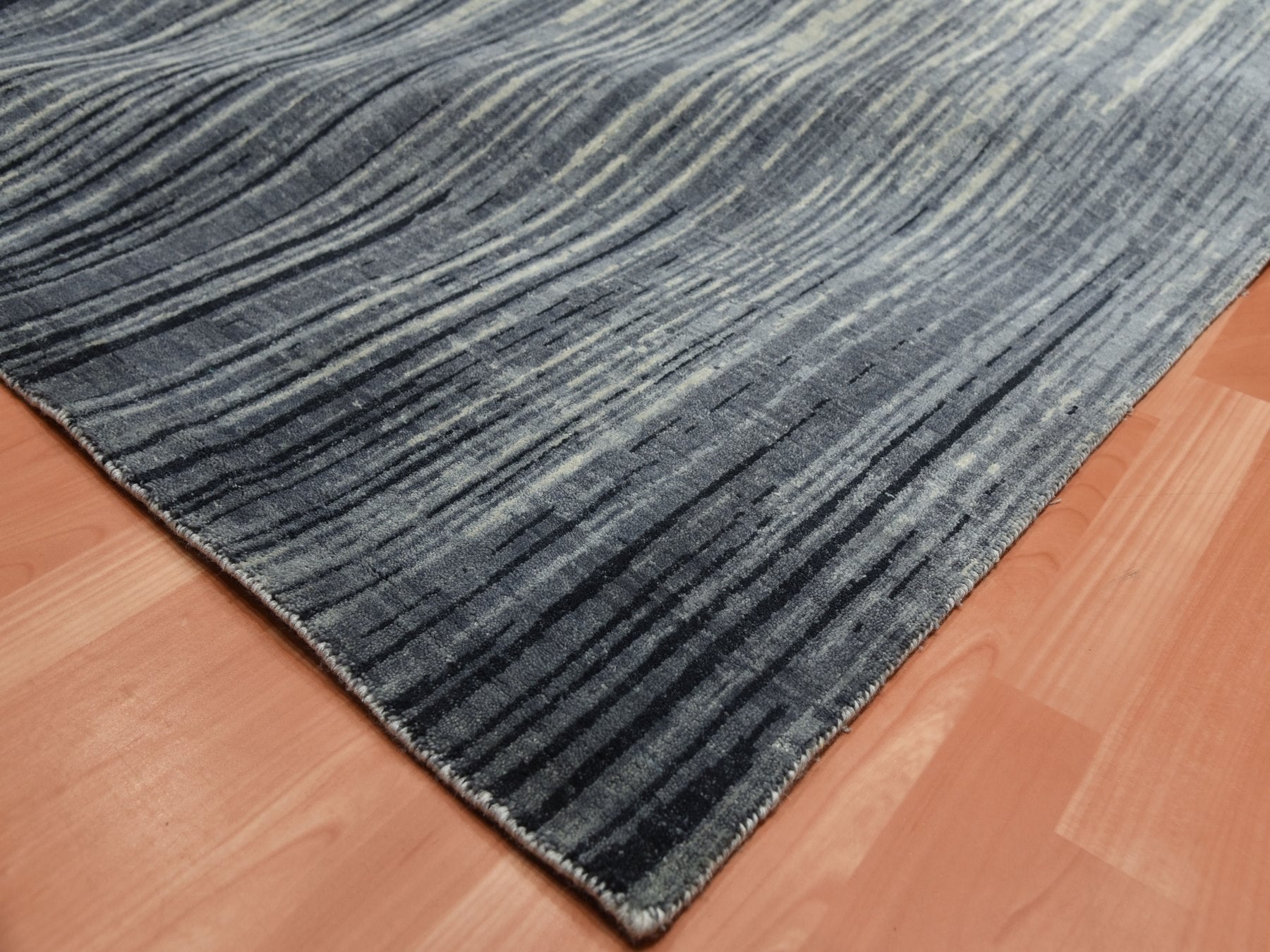 Modern / Contemporary hand-knotted wool rug in Gray, 10'1" x 14'2" — SKU O075252 (view 7)