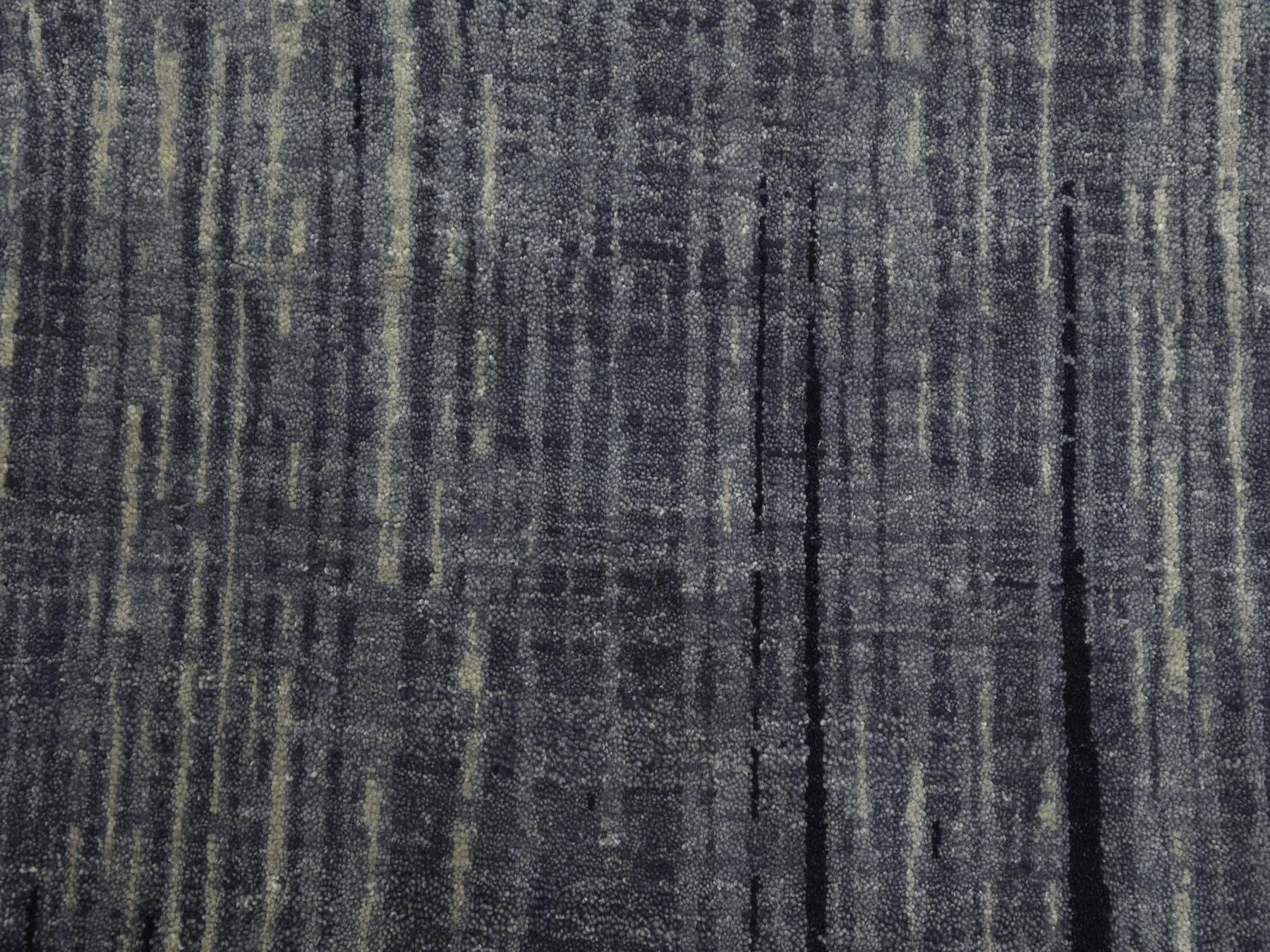 Modern / Contemporary hand-knotted wool rug in Gray, 10'1" x 14'2" — SKU O075252 (view 9)