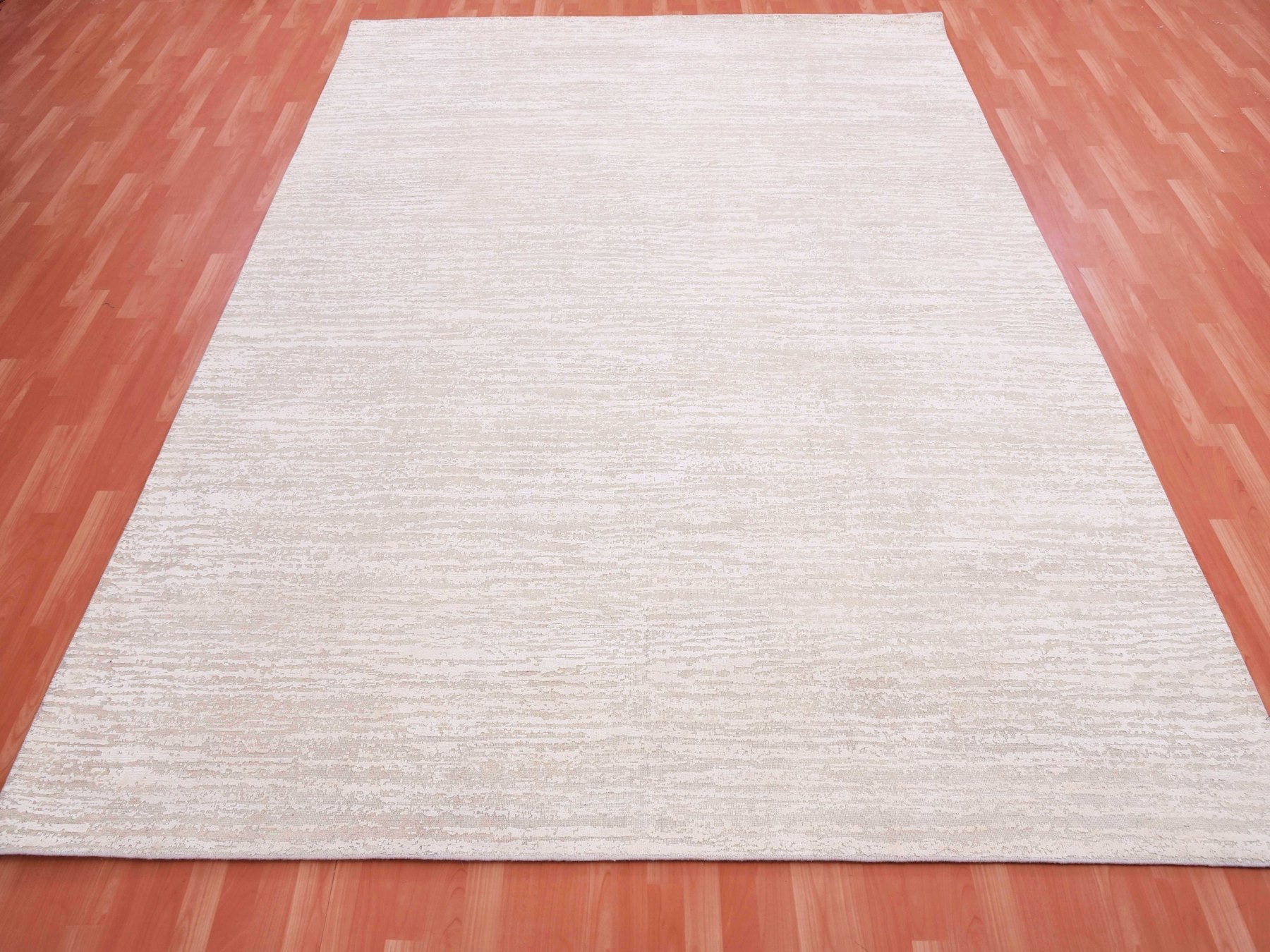 Modern / Contemporary hand-knotted wool/silk rug in Ivory, 8'10" x 11'10" — SKU O075298 (view 2)