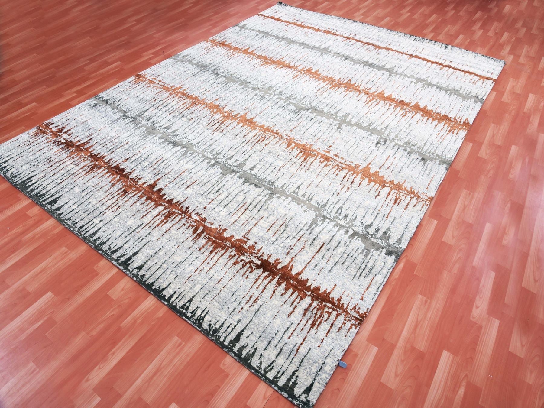 Modern / Contemporary hand-knotted wool/silk rug in Gray, 10'2" x 13'11" — SKU O075299 (view 4)