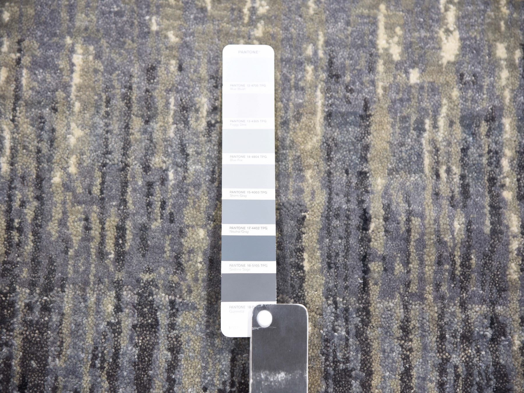 Modern / Contemporary hand-knotted wool runner in Gray, 2'6" x 6'4" — SKU O075307 (view 4)