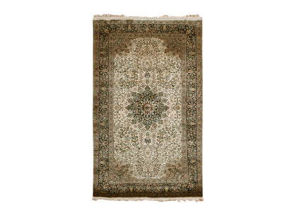 Ivory 2'11" x 5'5" Fine Oriental Hand knotted Silk Rug - Sku: O075438