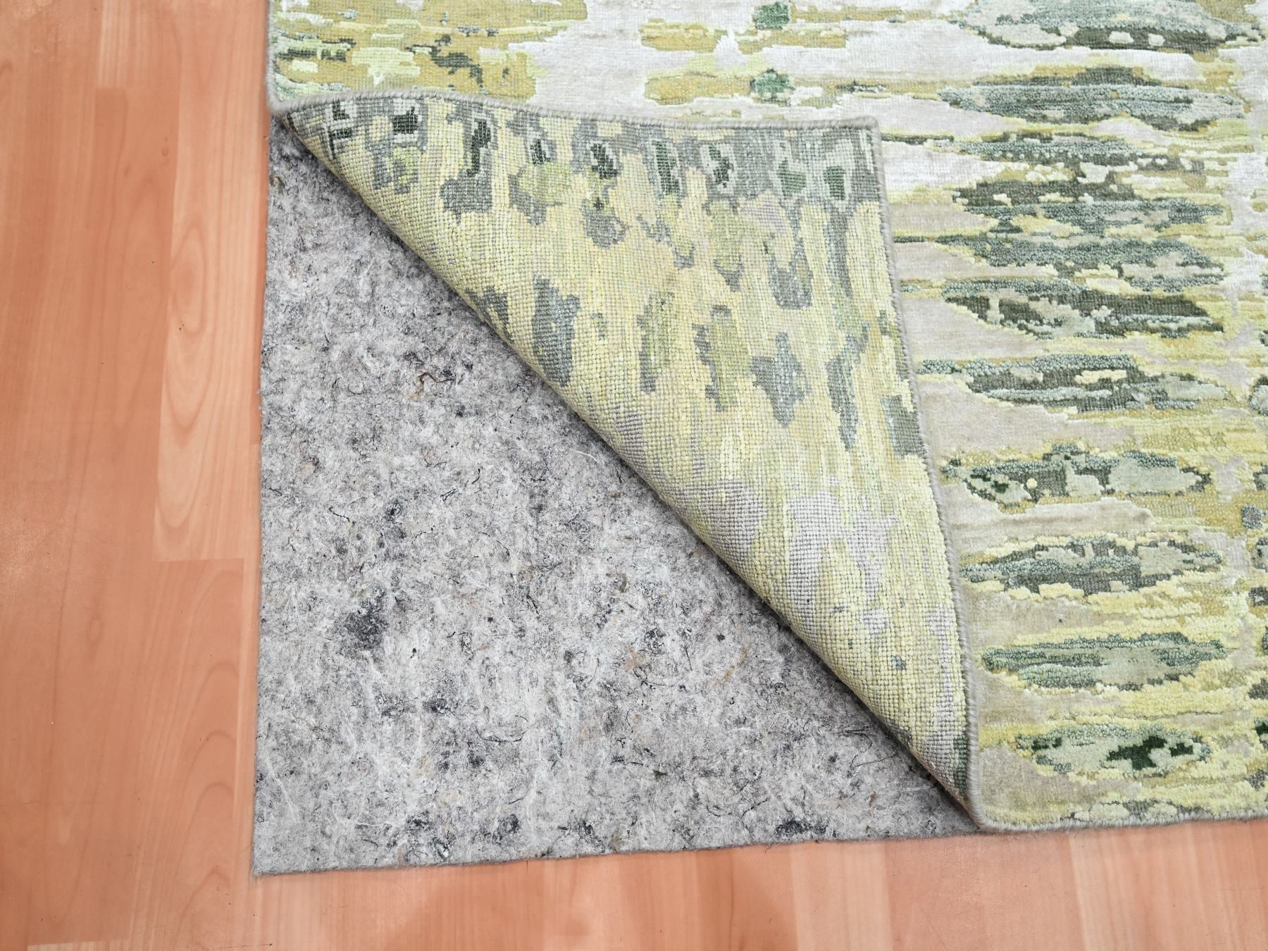 Modern / Contemporary hand-knotted silk rug in Green, 6'1" x 9'3", SKU O075476