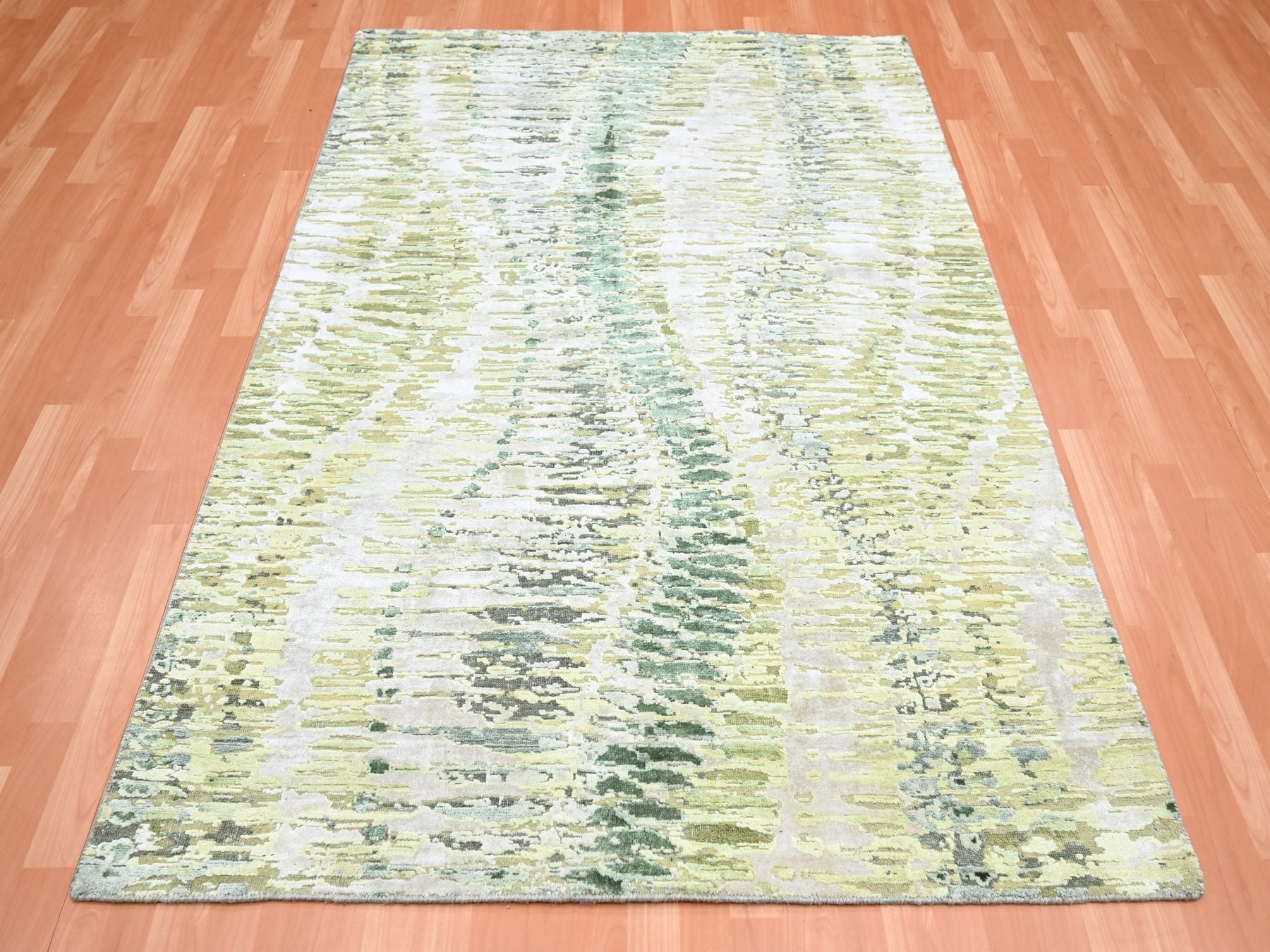 Modern / Contemporary hand-knotted silk rug in Green, 5'1" x 7'3", SKU O075477