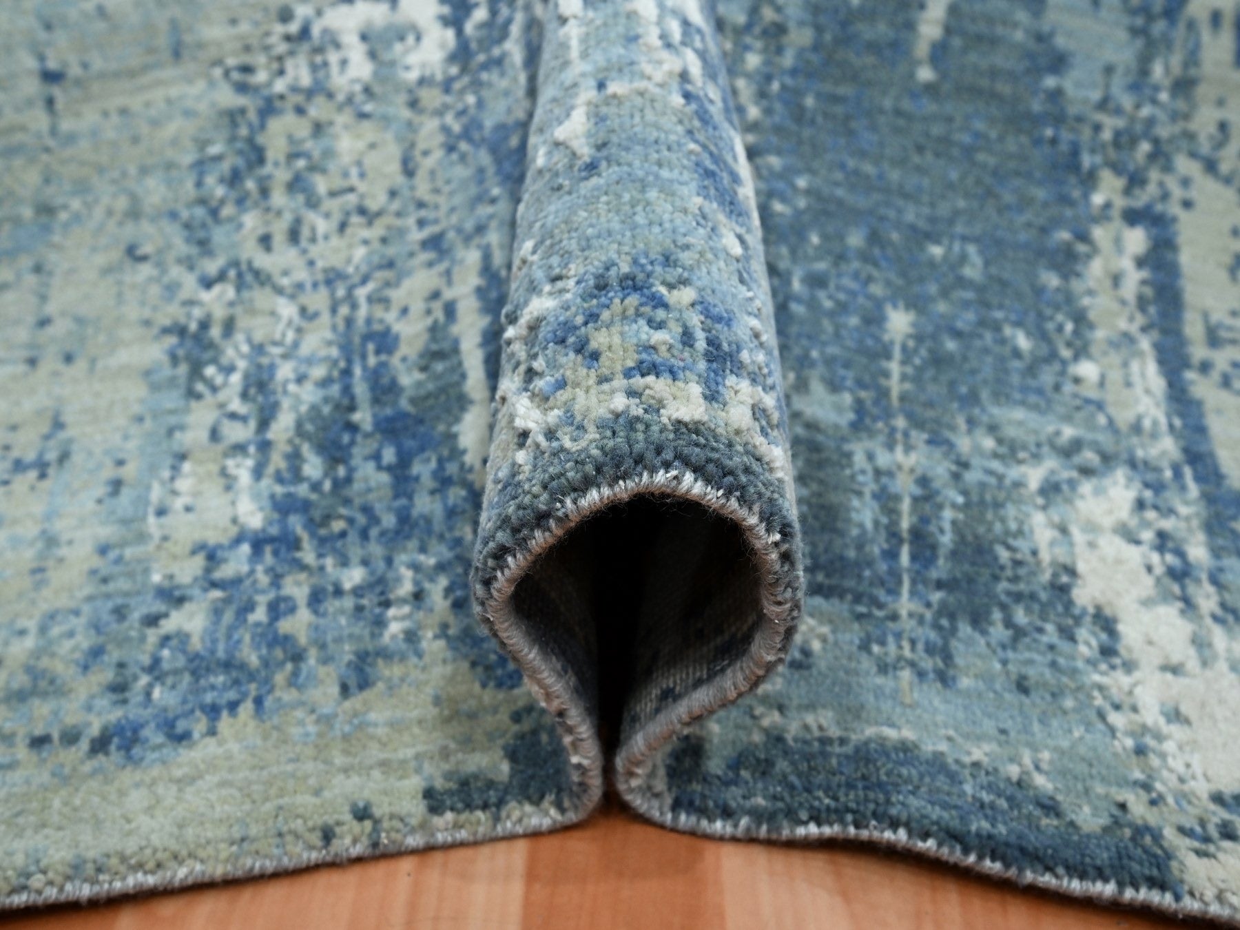 Modern / Contemporary hand-knotted wool/silk rug in Blue, 6'0" x 9'2", SKU O075534