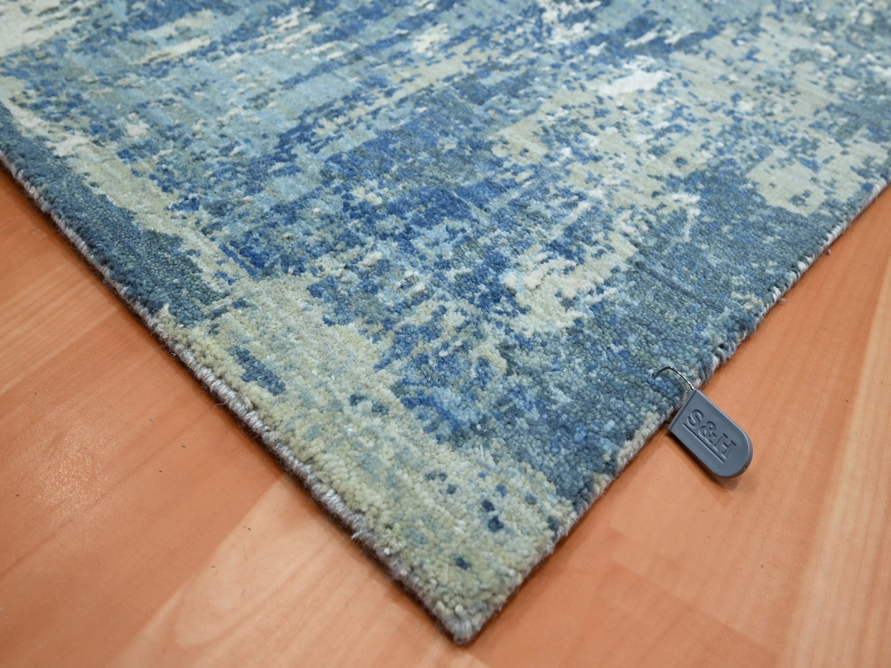 Modern / Contemporary hand-knotted wool/silk rug in Blue, 6'0" x 9'2", SKU O075534