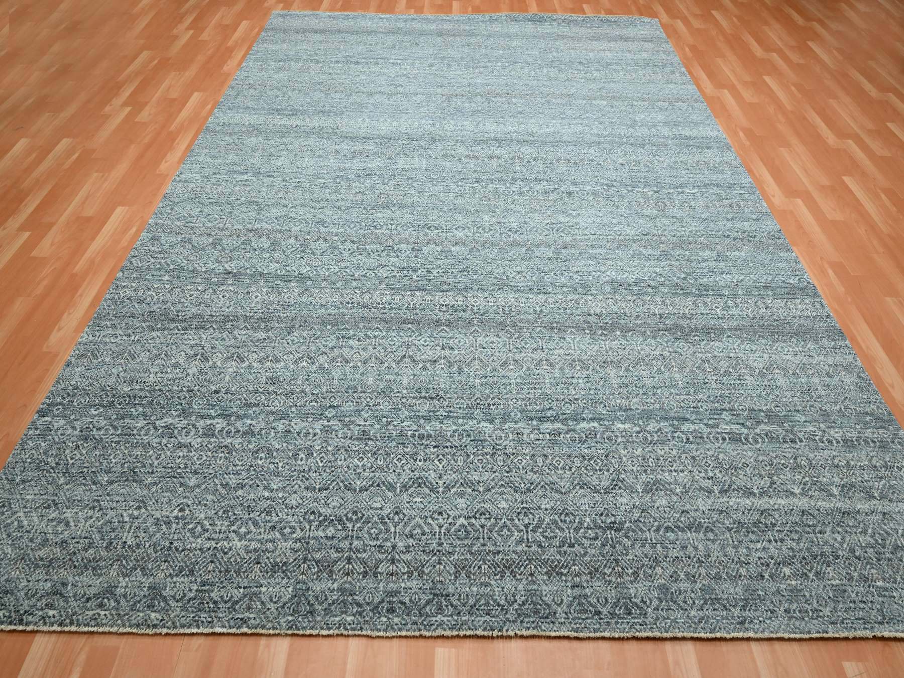 Modern / Contemporary hand-knotted wool rug in Gray, 9'0" x 12'2", SKU O075543