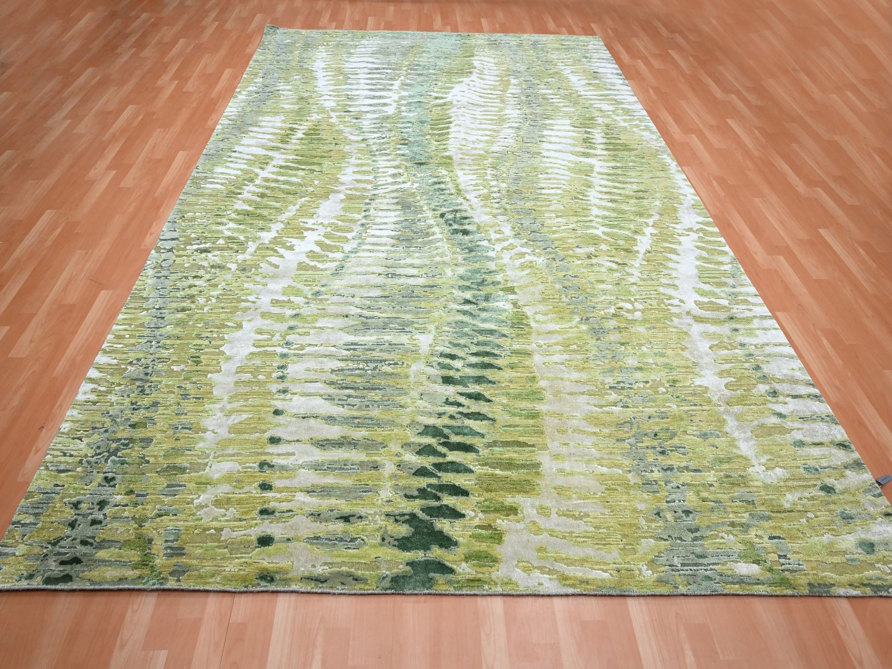 Modern / Contemporary hand-knotted silk rug in Green, 9' x 12'2" — SKU O075551 (view 2)