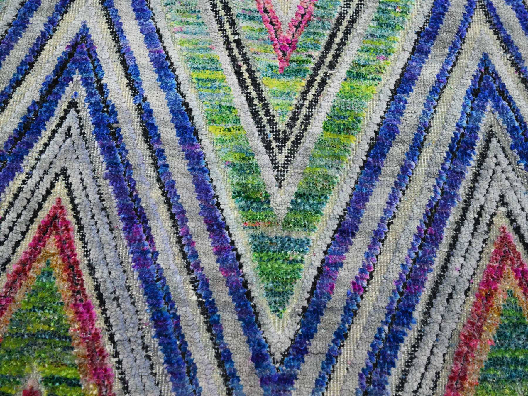 Modern / Contemporary hand-knotted wool/silk rug in Pink, 9'8" x 9'10" — SKU O075568 (view 8)