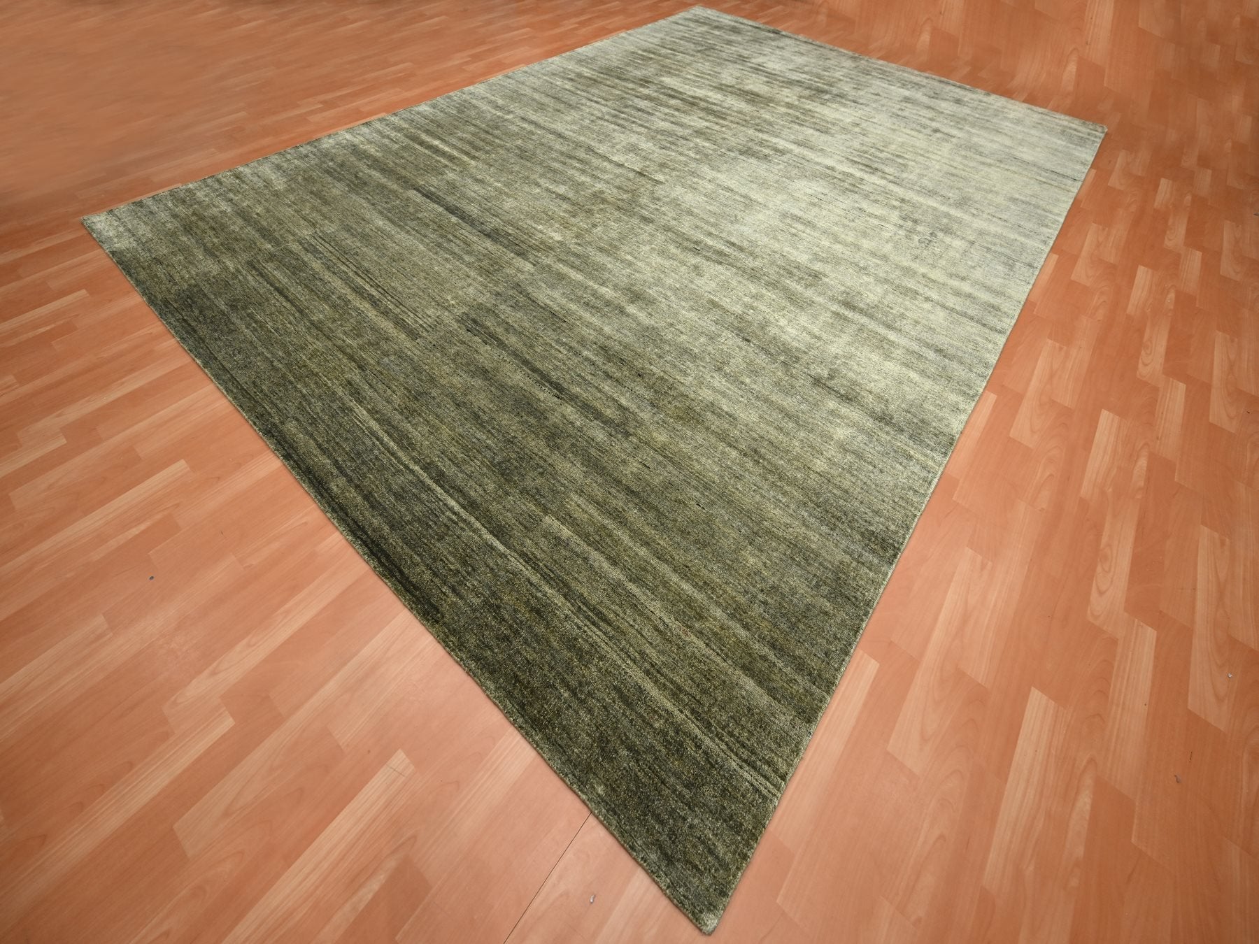 Modern / Contemporary hand-knotted silk rug in Green, 9'10" x 13'11" — SKU O075639 (view 3)