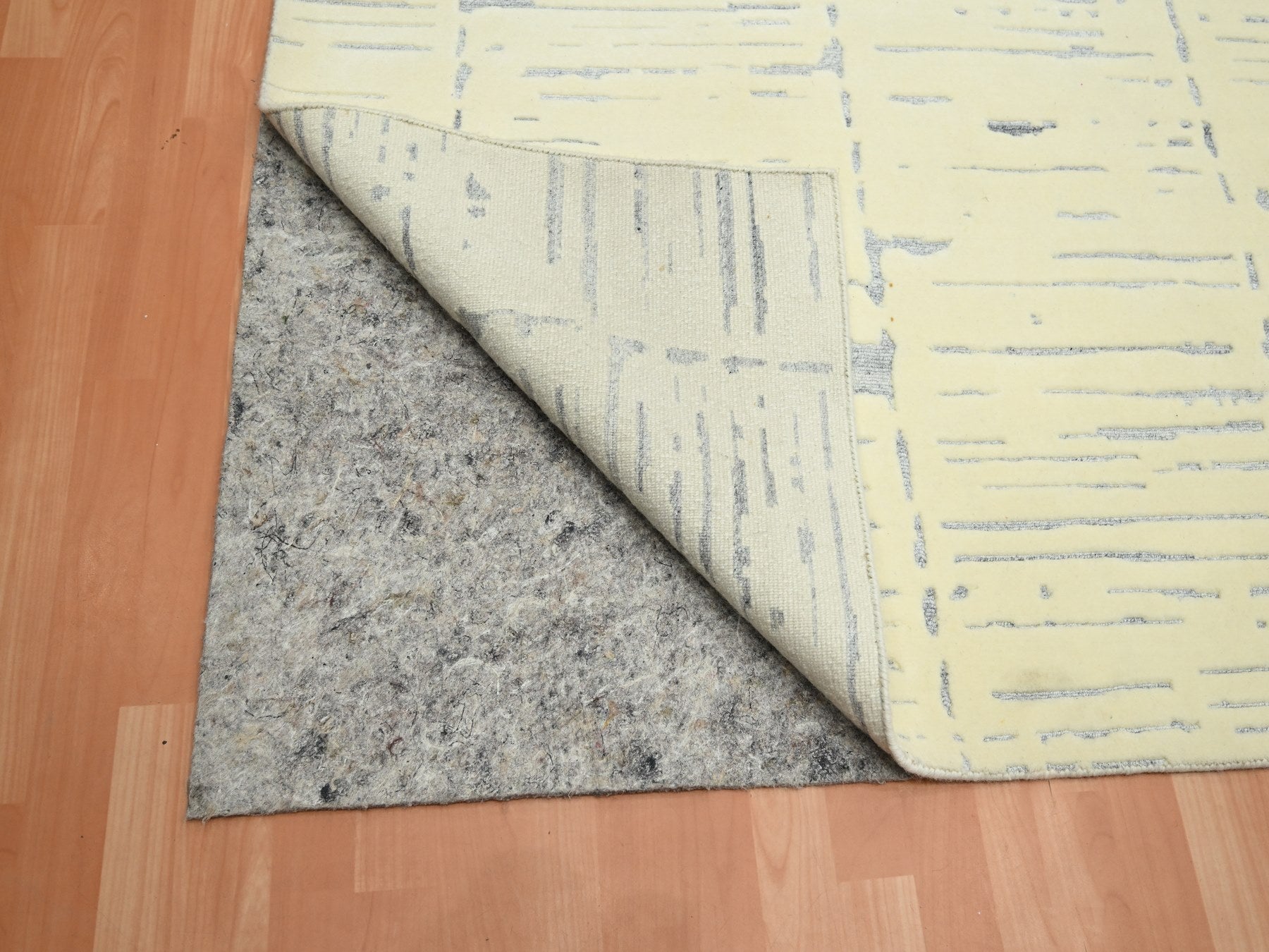 Modern / Contemporary hand-knotted wool rug in Ivory, 9' x 12' — SKU O075641 (view 4)