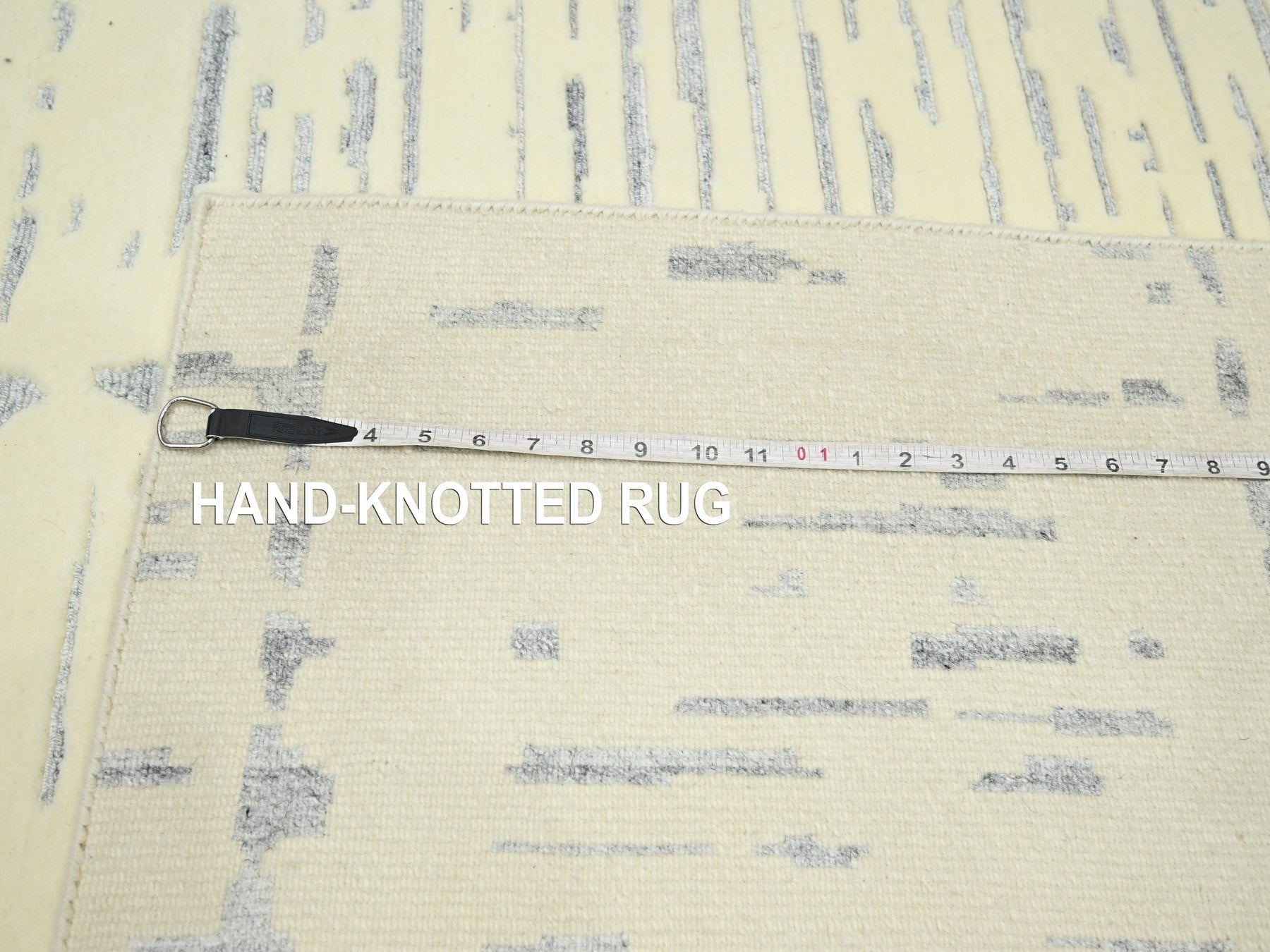 Modern / Contemporary hand-knotted wool rug in Ivory, 5' x 7' — SKU O075646 (view 7)
