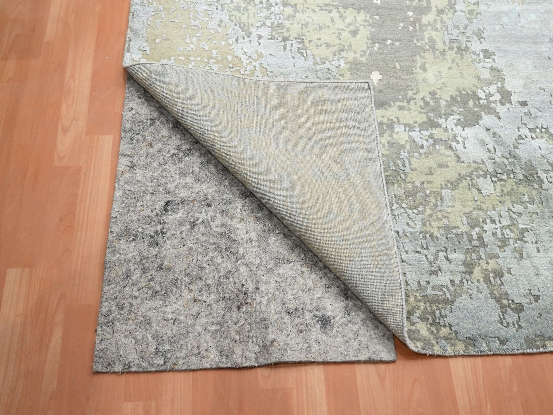 Modern / Contemporary hand-knotted wool/silk rug in Gray, 11'10" x 18'5" — SKU O075672 (view 4)