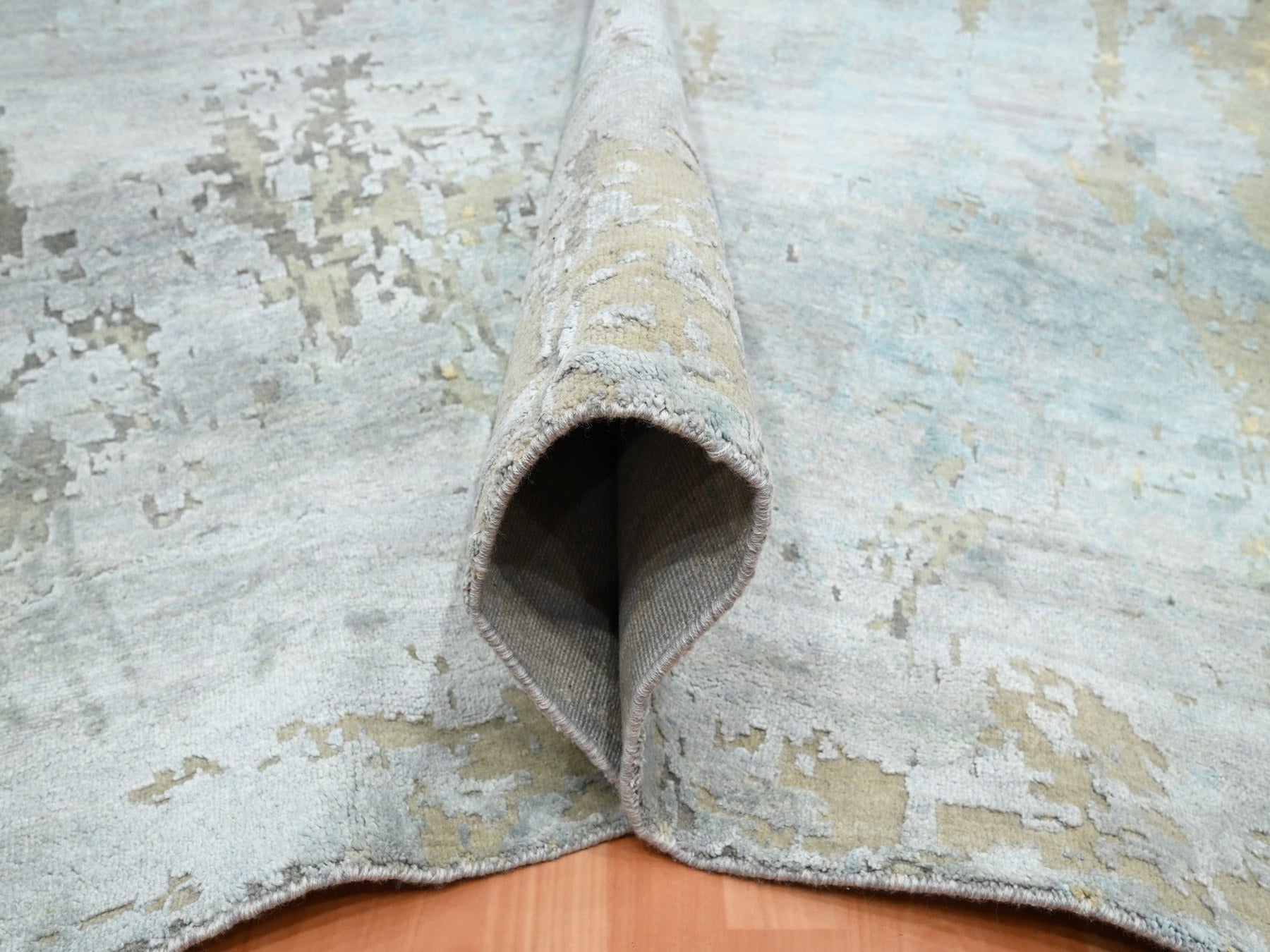 Modern / Contemporary hand-knotted wool/silk rug in Gray, 11'10" x 18'5" — SKU O075672 (view 5)