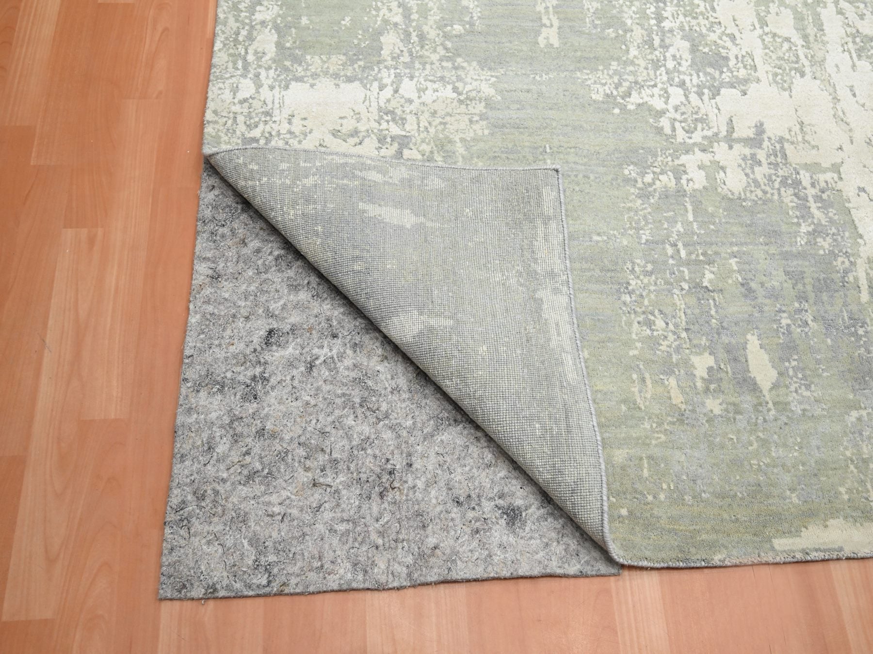 Modern / Contemporary hand-knotted wool/silk rug in Gray, 9' x 11'11" — SKU O075678 (view 4)
