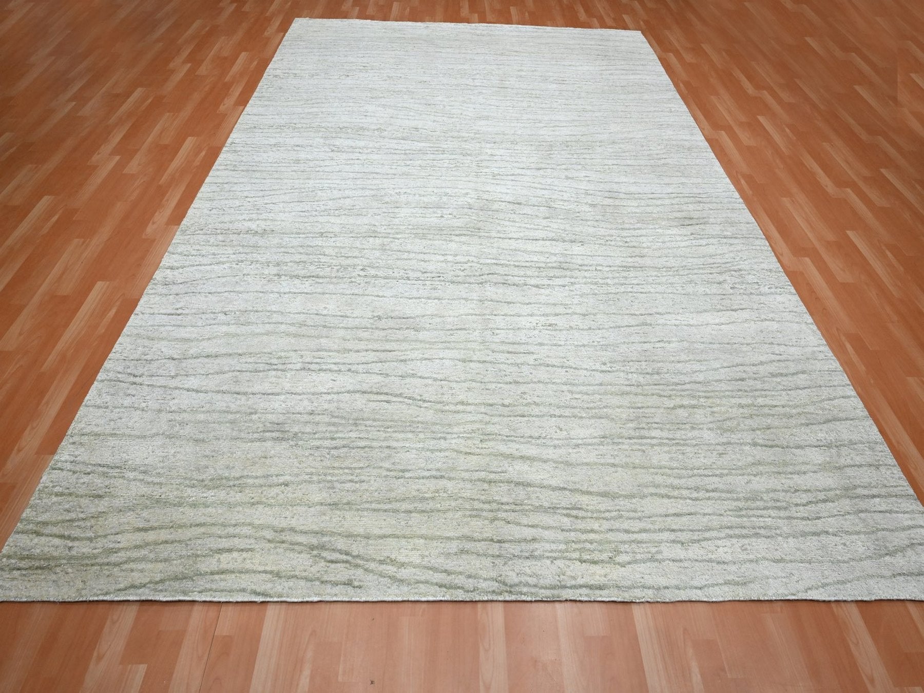 Modern / Contemporary hand-knotted silk rug in Ivory, 9' x 11'11" — SKU O075705 (view 2)