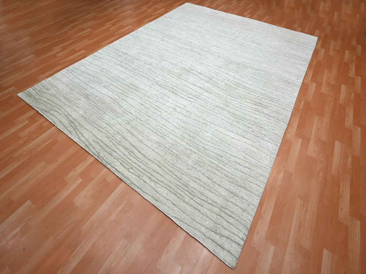 Modern / Contemporary hand-knotted silk rug in Ivory, 9' x 11'11" — SKU O075705 (view 3)