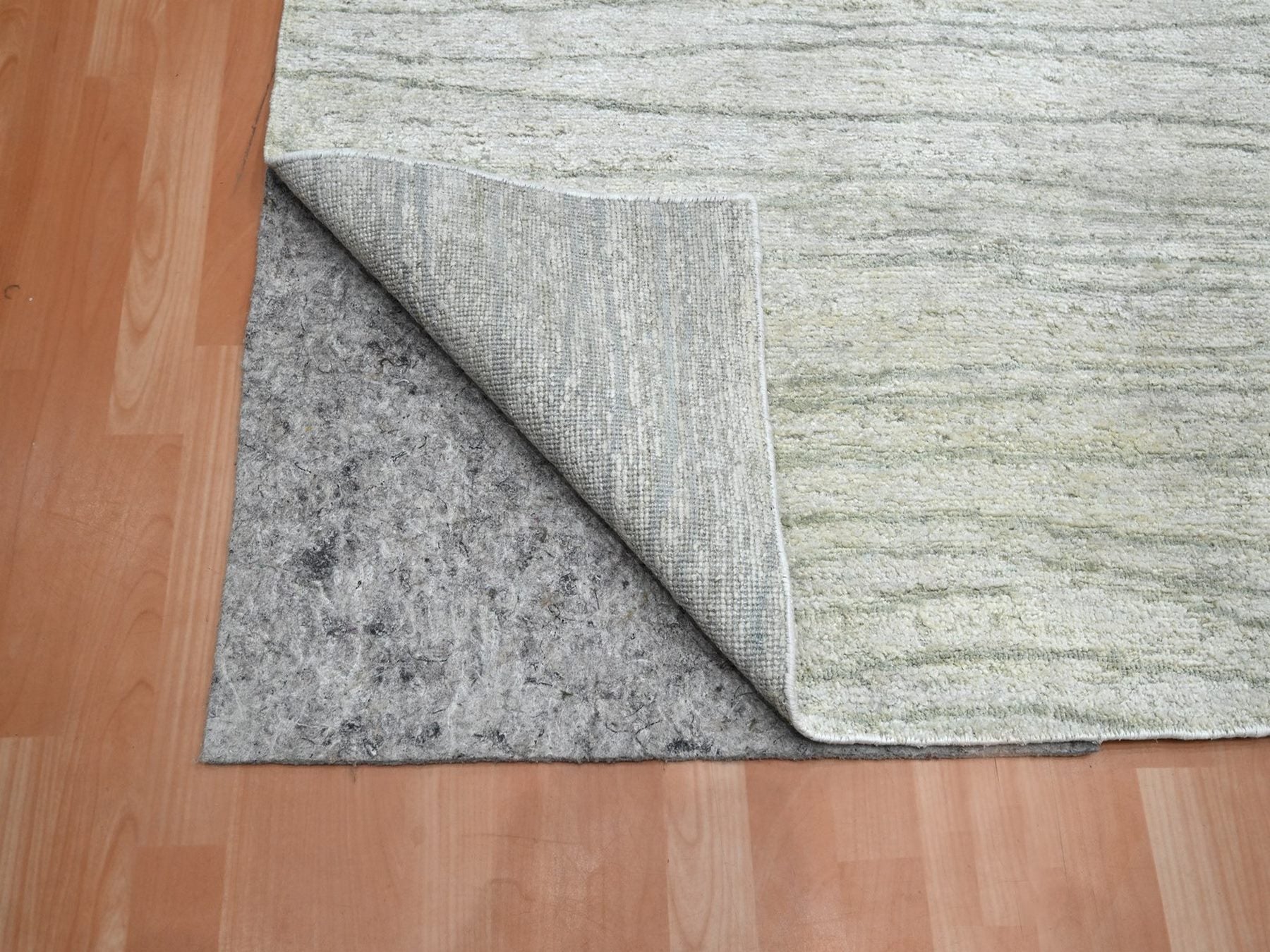 Modern / Contemporary hand-knotted silk rug in Ivory, 9' x 11'11" — SKU O075705 (view 4)