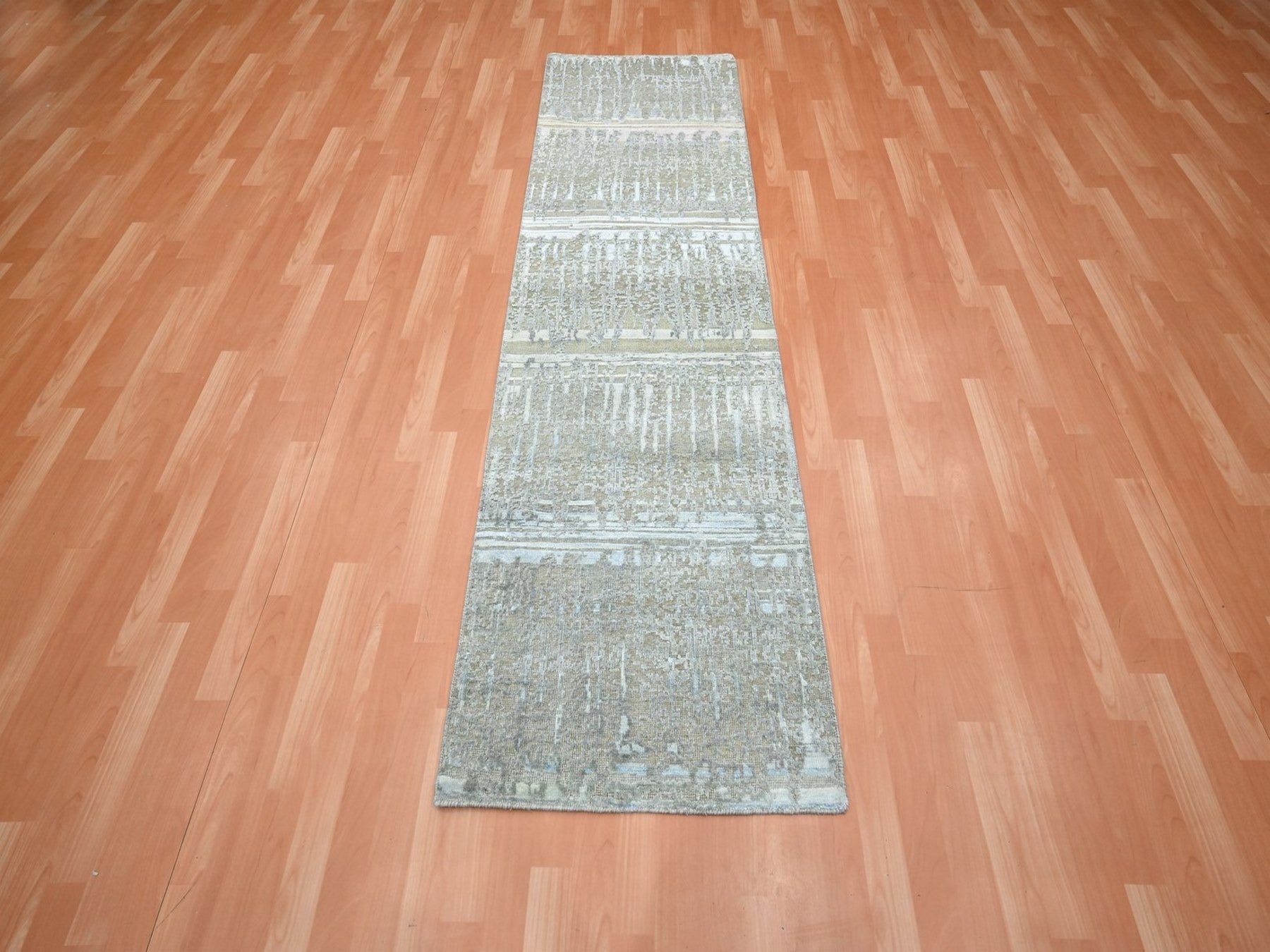 Grey 2'5" x 8'0" Modern and Contemporary Hand knotted Wool/Silk Rug - Sku: O075849