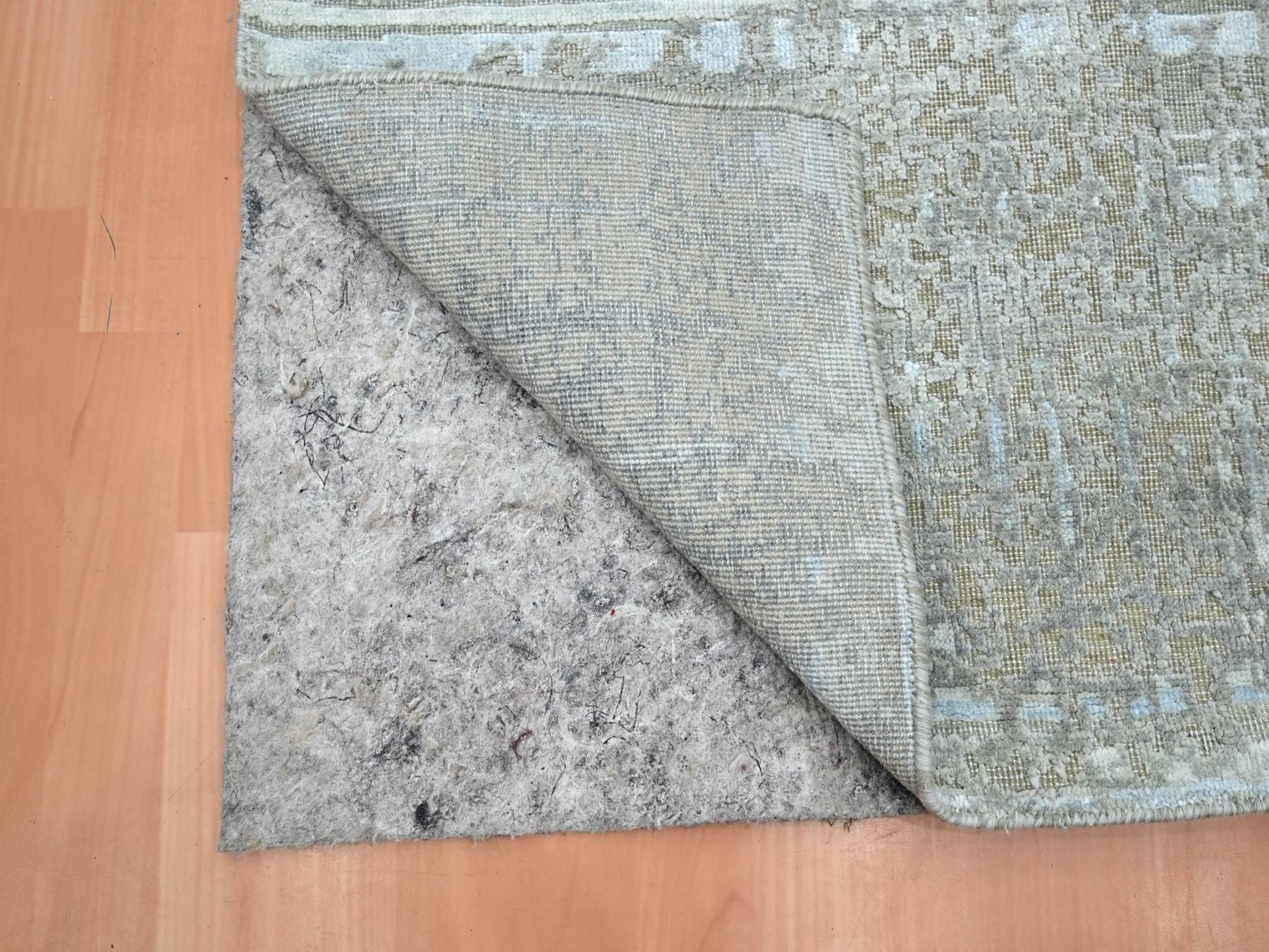 Modern / Contemporary hand-knotted wool/silk runner in Gray & Beige, Ivory, 2'5" x 8' — SKU O075849 (view 3)