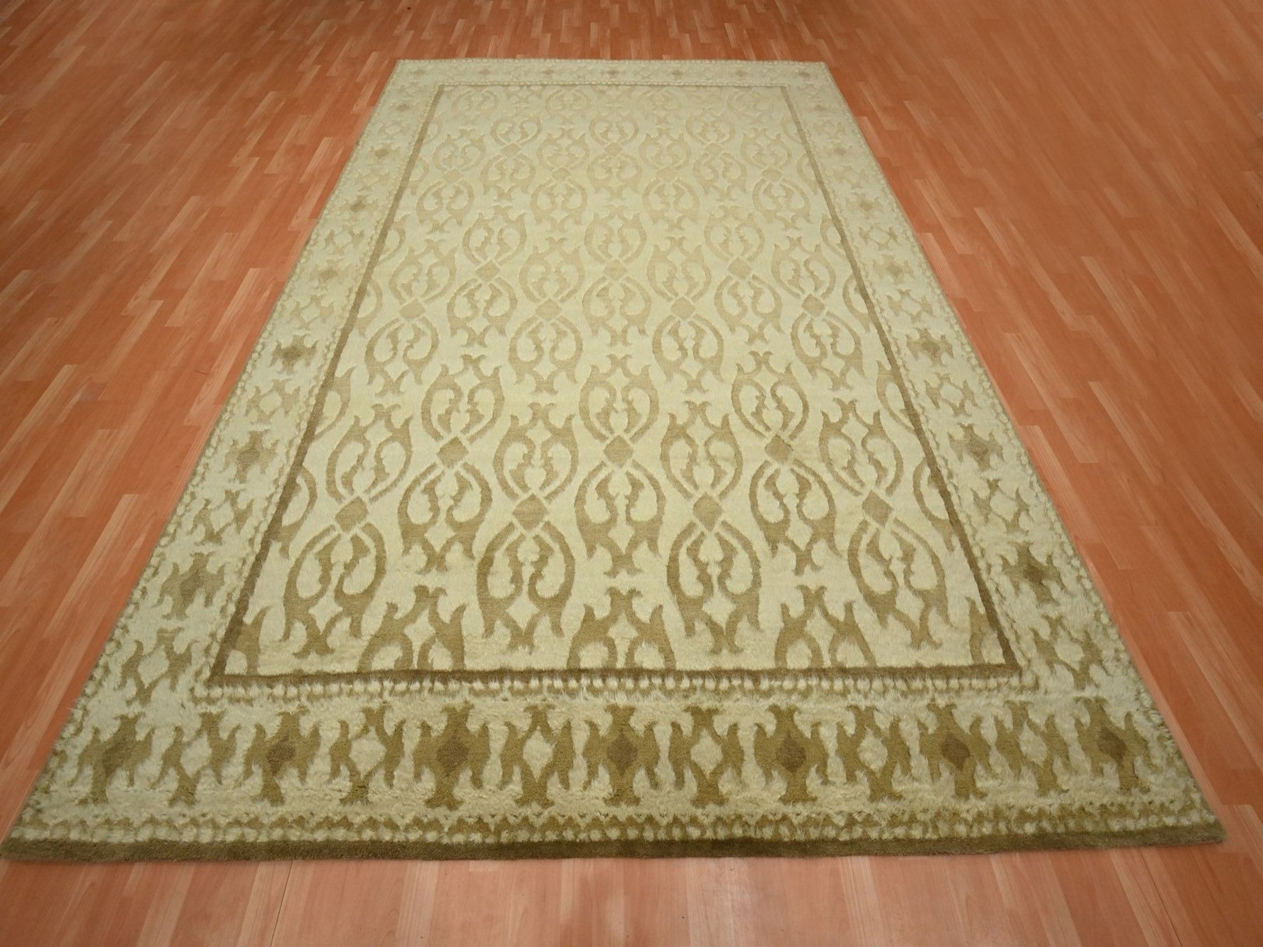 Modern / Contemporary hand-knotted wool rug in Ivory, 9'3" x 12'3" — SKU O075871 (view 2)