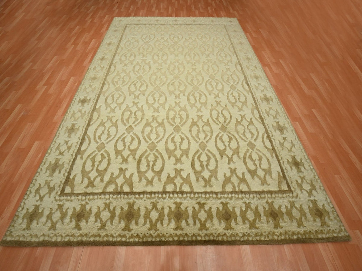 Modern / Contemporary hand-knotted wool rug in Ivory, 9'3" x 12'3" — SKU O075871 (view 2)