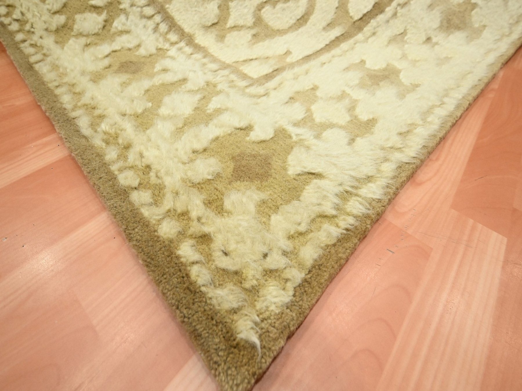 Modern / Contemporary hand-knotted wool rug in Ivory, 9'3" x 12'3" — SKU O075871 (view 6)