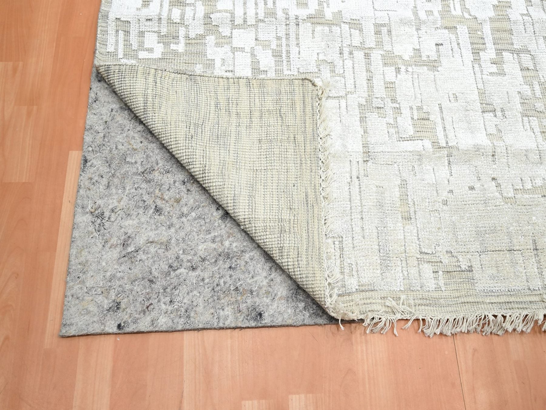 Modern / Contemporary hand-knotted silk rug in Ivory, 10' x 14' — SKU O075873 (view 4)