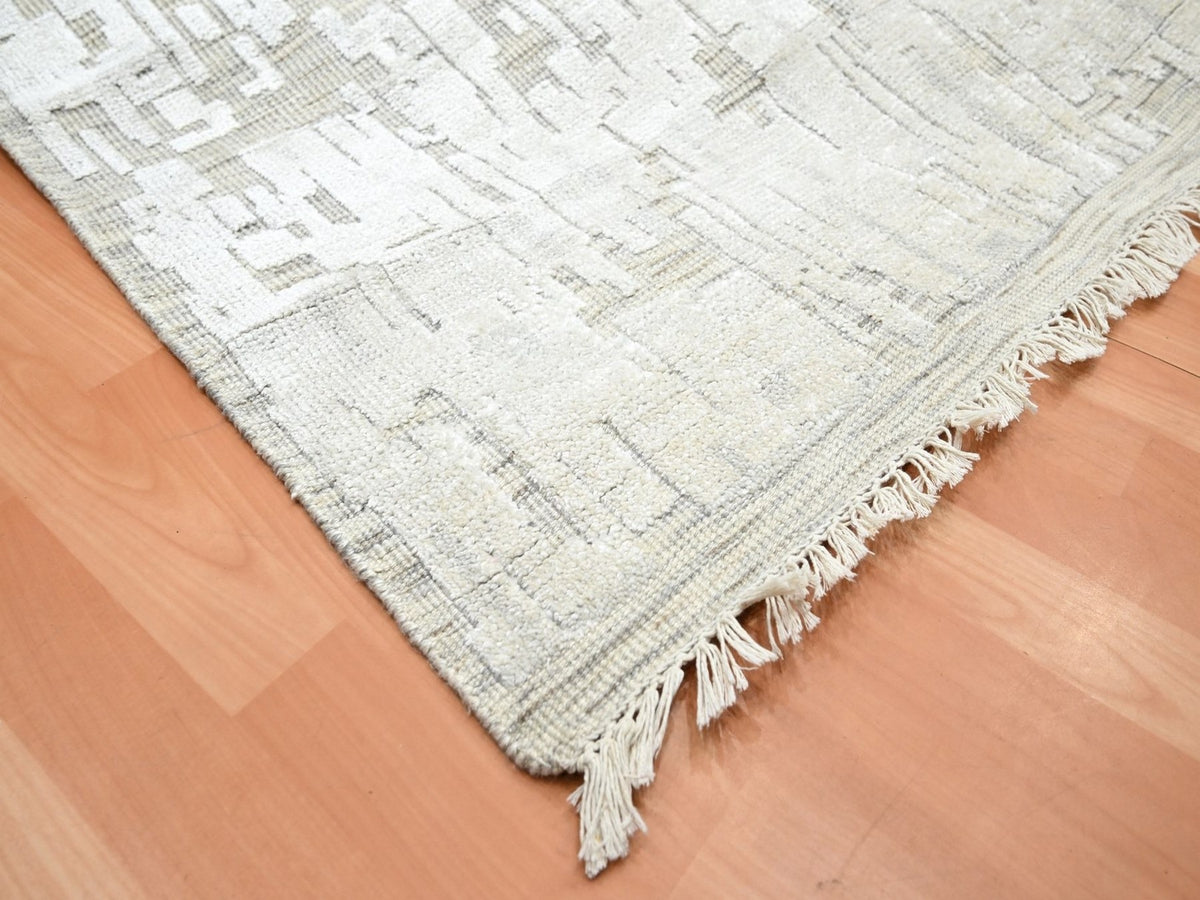 Modern / Contemporary hand-knotted silk rug in Ivory, 10' x 14' — SKU O075873 (view 6)