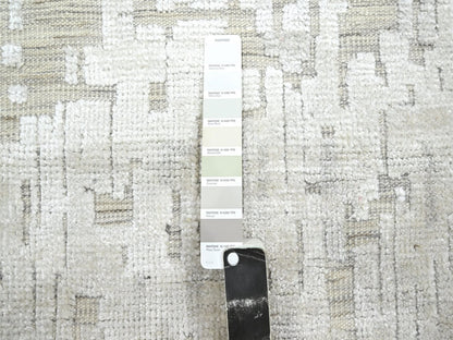 Modern / Contemporary hand-knotted silk rug in Ivory, 10' x 14' — SKU O075873 (view 7)