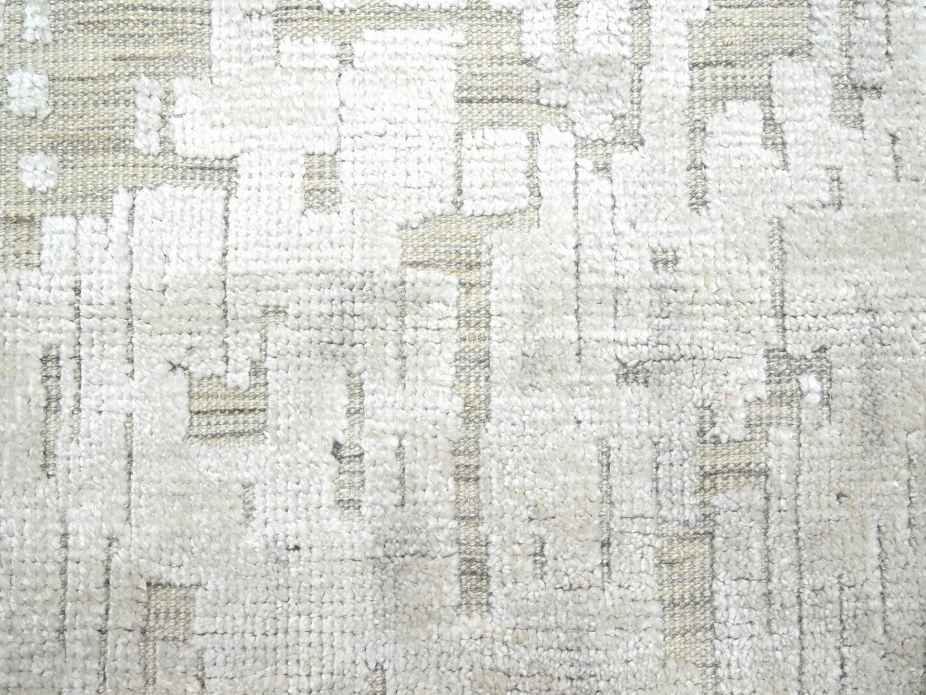 Modern / Contemporary hand-knotted silk rug in Ivory, 10' x 14' — SKU O075873 (view 8)
