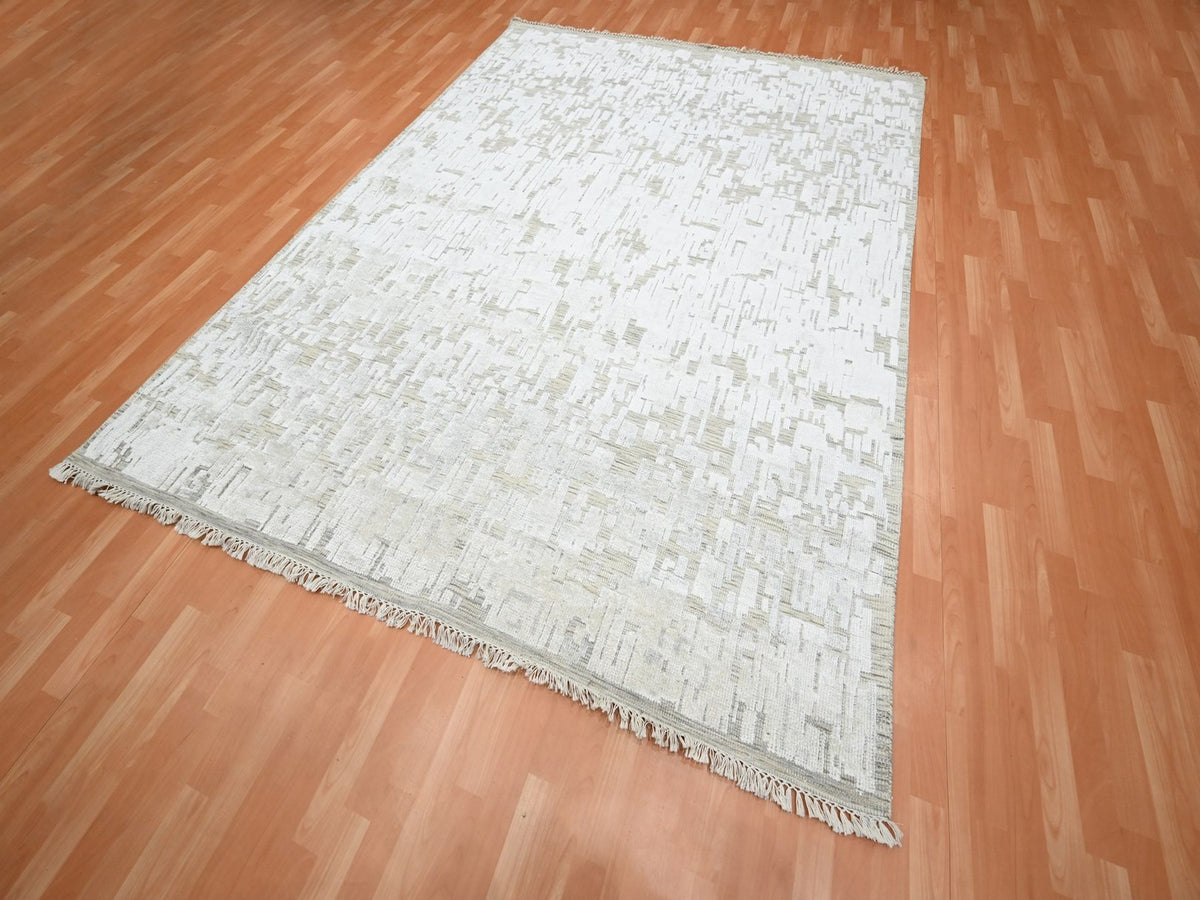 Modern / Contemporary hand-knotted silk rug in Ivory, 7'10" x 10'2" — SKU O075874 (view 3)