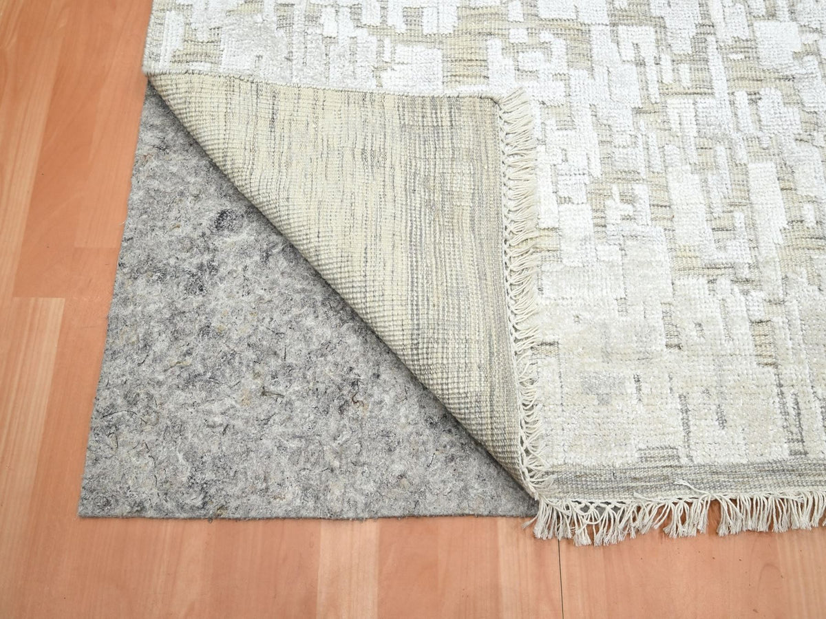 Modern / Contemporary hand-knotted silk rug in Ivory, 7'10" x 10'2" — SKU O075874 (view 4)